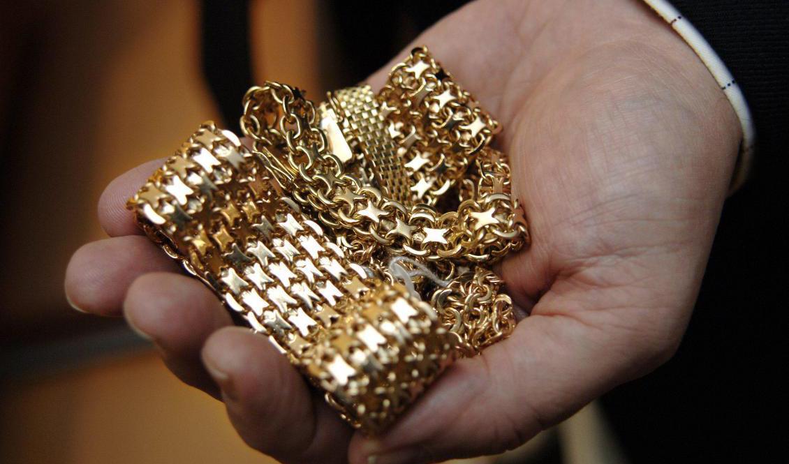 Guldsmycken till ett värde av 40 000 kronor saknades plötsligt i en hemtjänstmottagares smyckeskrin. Arkivbild. Foto: Lars Pehrson/TT