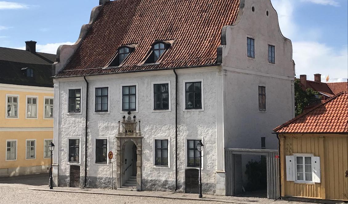 Det vita stenhuset tillhörde byggmästare Anders Olofsson Bergh. Vid hörnet på huset står nollstenen varifrån man räknade bygdens avstånd. Foto: Anton Nilsson