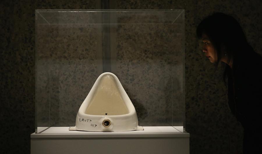 








En kvinna tittar på den franske konstnären Marcel Duchamps kända ”readymade” med titeln ”fontän”, som består av en urinoar som konstnären signerat. Foto: Dan Kitwood/Getty Images                                                                                                                                                                                                                                                                                                                                                                                                            
