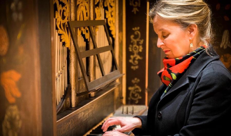 

Organisten Karin Nelson tycker att alla orglar har olika personligheter och spelkänsla. Ingen är den andra lik. Foto: Lumiére Liinason                                                                                        