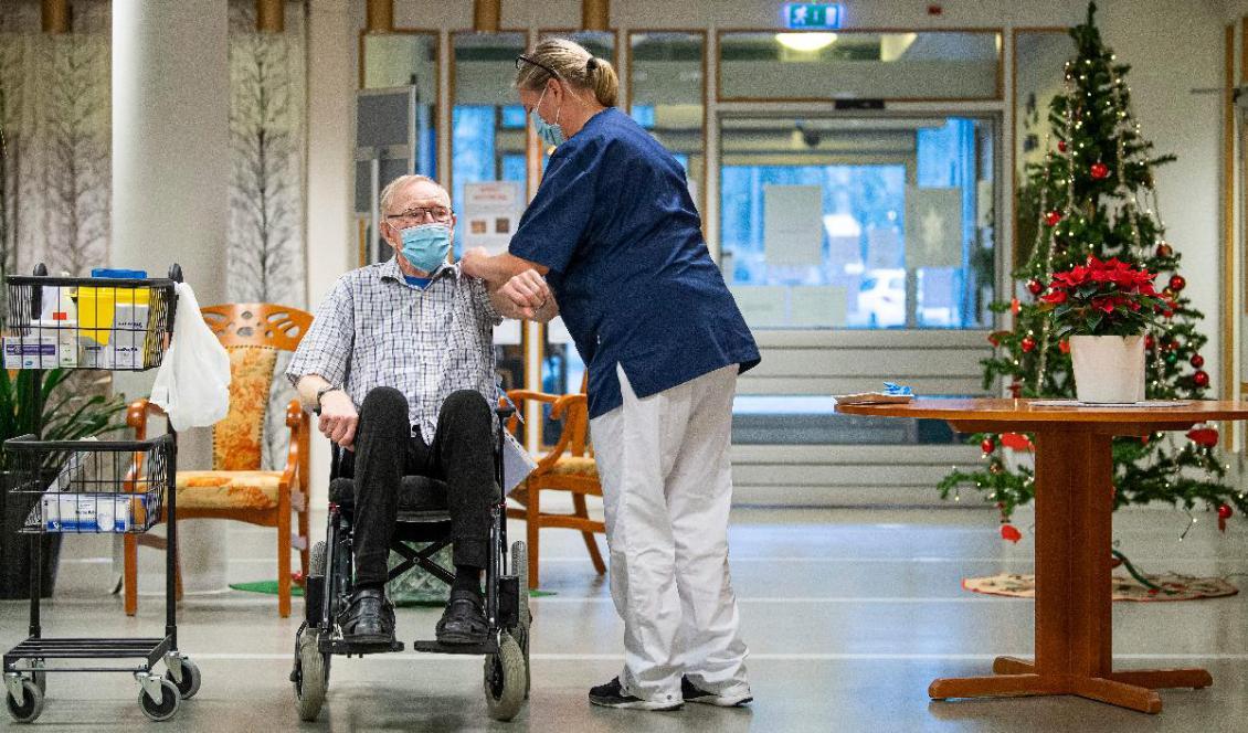 


89-årige Stig Larsson får en dos Pfizer-Biontech covid-19-vaccin, i Nyköping den 27 december, 2020. Sverige äger inte bara egna krusbär. Ett eget slags undantagstillstånd har vi tillika. Foto: Jonathan Nackstrand via Getty Images                                                                                                                                    