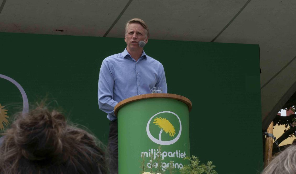 Miljöpartiets ena språkrör Per Bolund håller ett tal i Almedalen i Gotland den 7 juli 2022. Foto: Bilbo Lantto