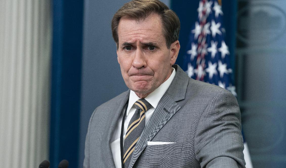 Försvarshögkvarteret Pentagons talesperson John Kirby på ett pressmöte i Vita huset under måndagen. Foto: Evan Vucci/AP/TT