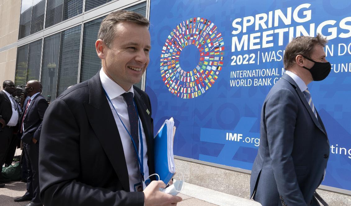Ukrainas finansminister Serhij Martjenko, här utanför Internationella Valutafondens huvudkontor i Washington i maj. Arkivbild. Foto: Jose Luis Magana/AP/TT