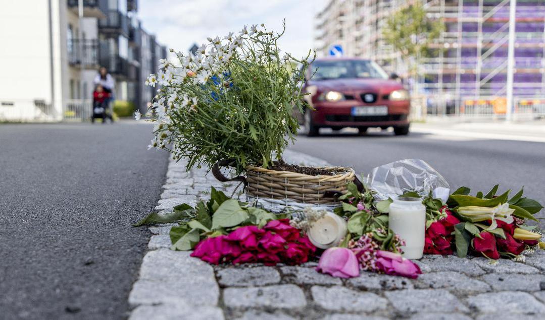 Blommor vid platsen där en kvinna dödades av en bil på Hisingen i Göteborg. Foto: Adam Ihse/TT