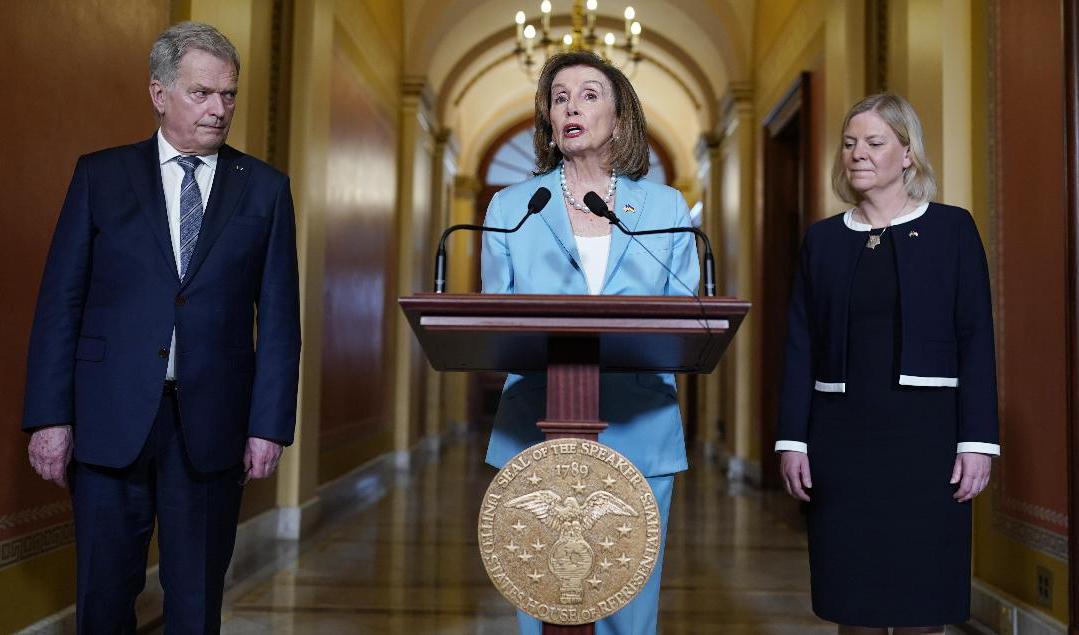 Amerikanska representanthusets talman Nancy Pelosi under en pressträff med Finlands president Sauli Niinistö och statsminister Magdalena Andersson i maj. Foto: J. Scott Applewhite/AP/TT