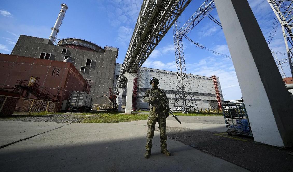 En rysk soldat på vakt vid kärnkraftverket Zaporizjzja. Foto: Bild från i maj. AP/TT