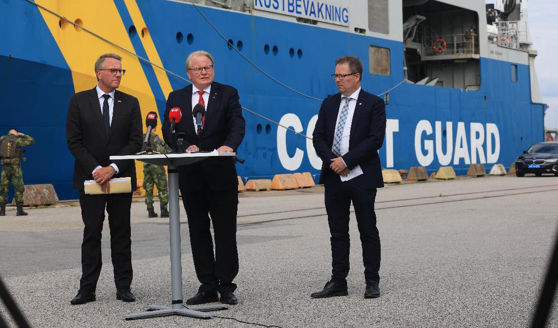 Försvarsminister Peter Hultqvist (mitten), Danmarks försvarsminister Morten Bødskov (tv) och Norges försvarsminister Bjørn Arild Gram (th) möttes under måndagen i Malmö hamn. Foto: Andreas Hillergren/TT