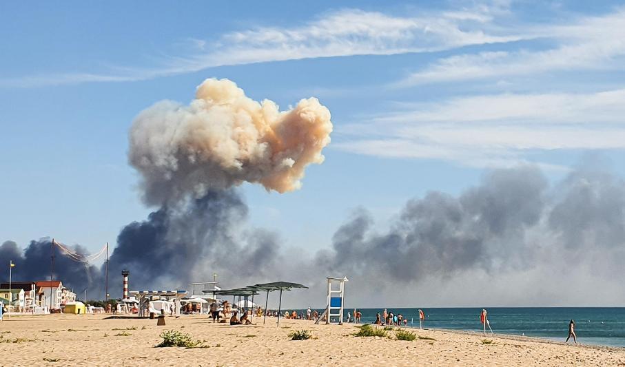 Rökmoln syns från en strand i närheten efter explosionerna vid en rysk militärbas på den ockuperade Krimhalvön. Foto: TASS/TT