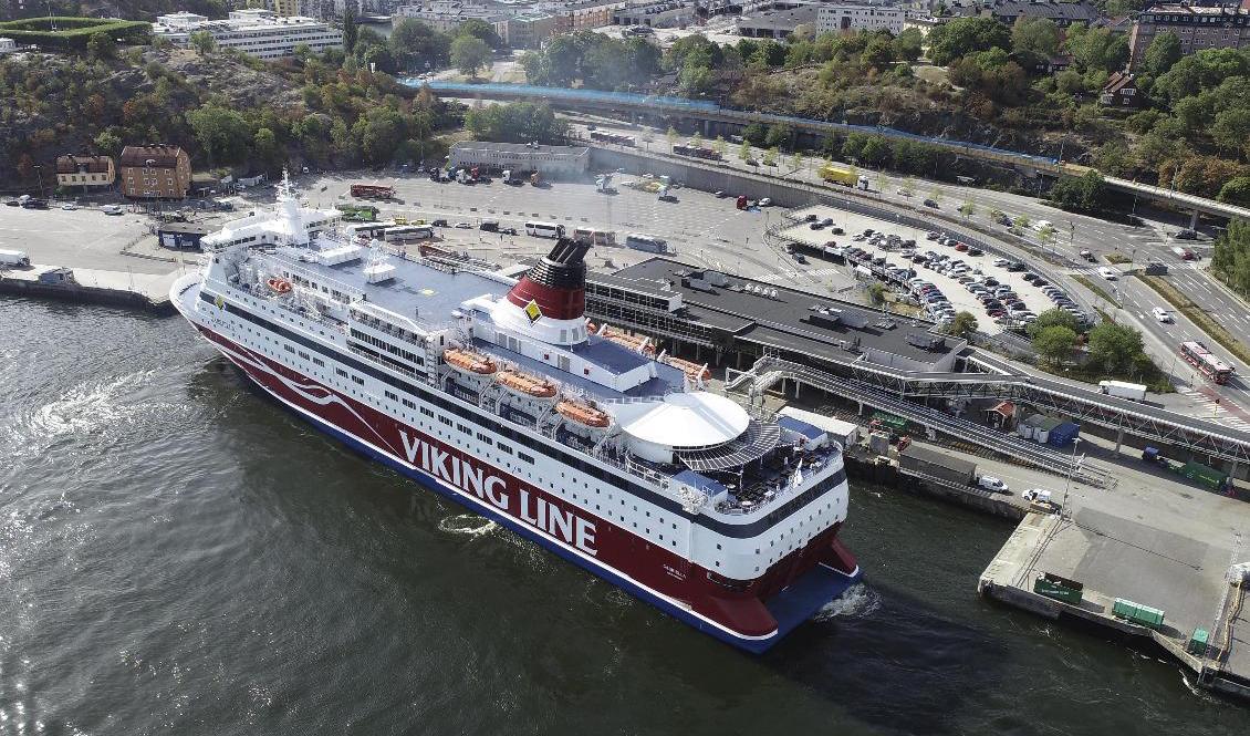 Kravet om att kontrollera id-handlingar på passagerarfartyg upphör att gälla den 1 september, men regeringen förlänger nu till årsskiftet. Arkivbild. Foto: Fredrik Sandberg/TT