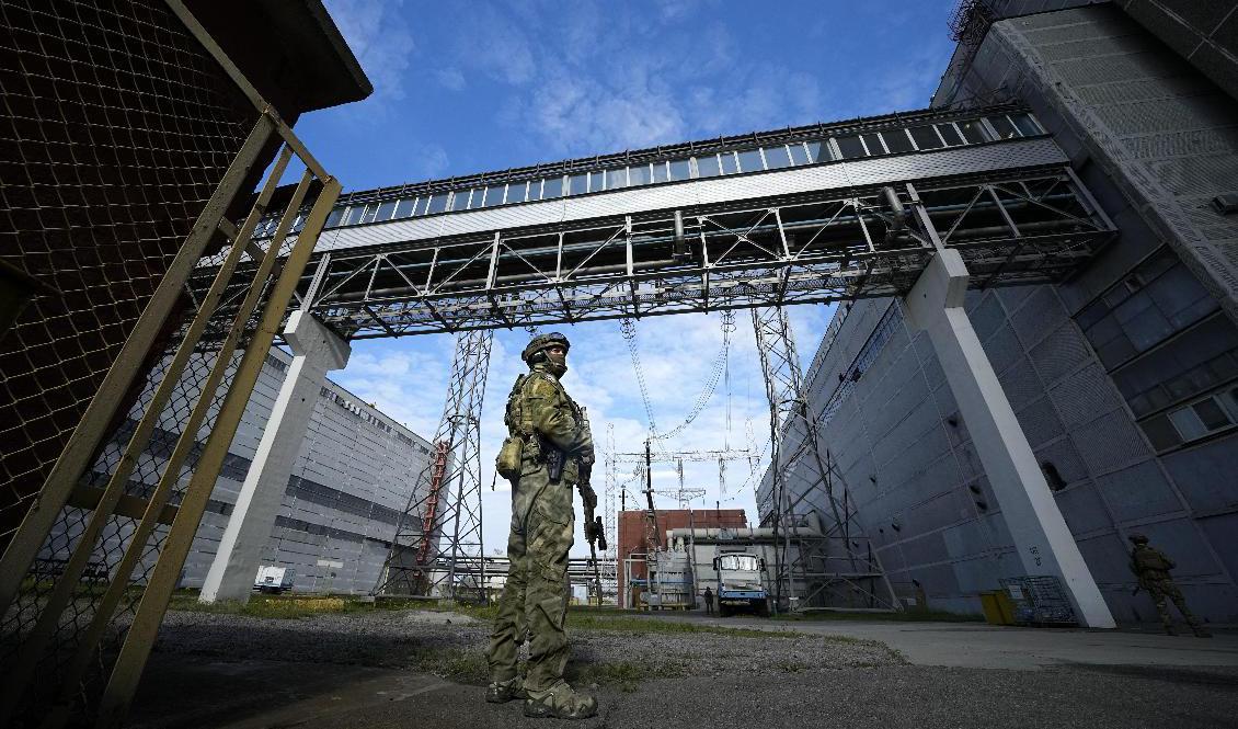 En rysk soldat på vakt vid kärnkraftverket Zaporizjzja. Foto: Bild från i maj. AP/TT