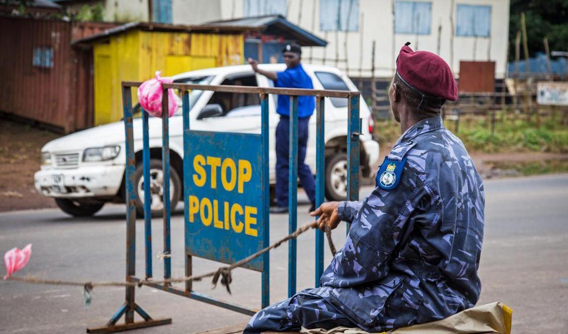 En polis vid en vägspärr i Sierra Leone. Bilden är tagen i ett annat sammanhang. Foto: Michael Duff/AP/TT