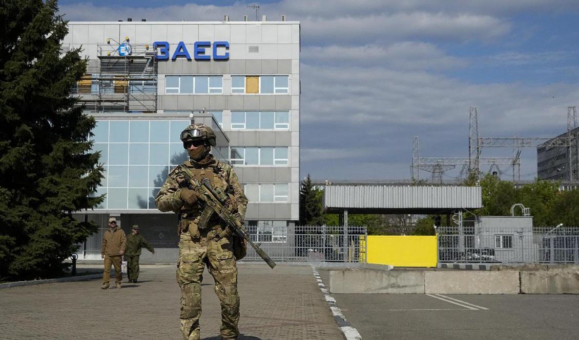 En rysk soldat på plats vid kärnkraftverket Zaporizjzja. Bilden är tagen den 1 maj. Foto: AP/TT