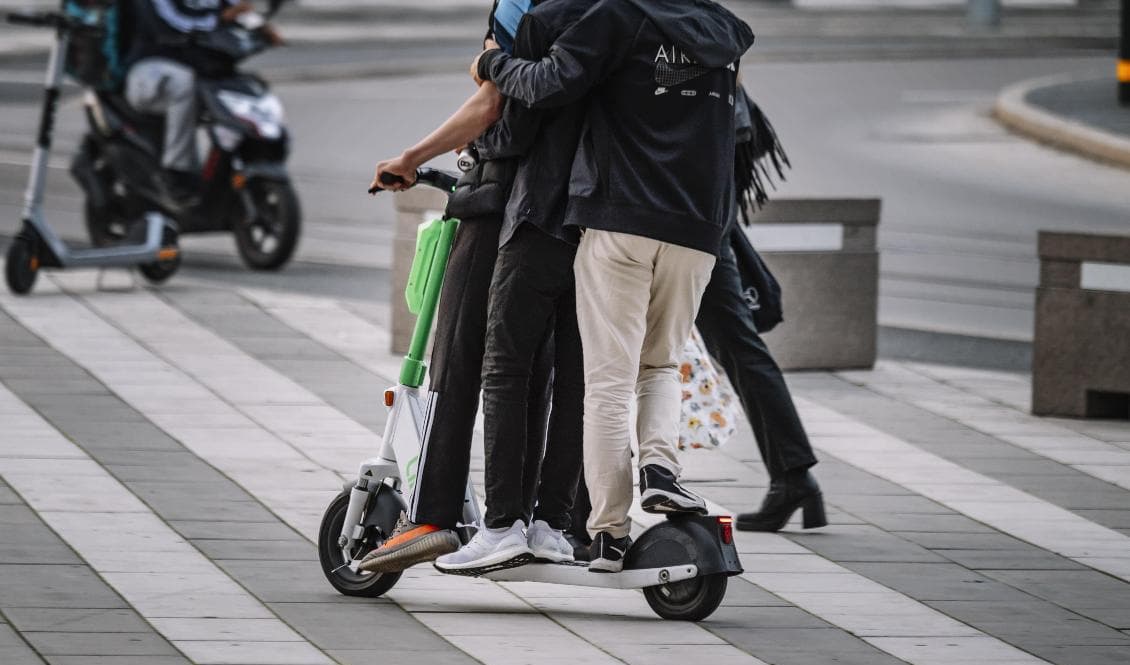 Fler unga som kör berusade nattetid bland de som vart med om olyckor med elsparkcyklar än med andra cyklar enligt en norsk studie. Arkivbild. Foto: Stina Stjernkvist/TT