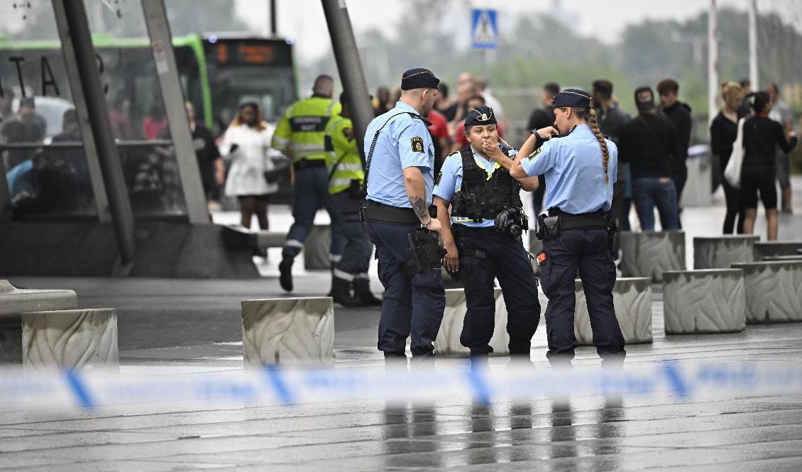 En person avled och en skadades i samband med en skottlossning på köpcentrumet Emporia i Malmö på fredagen. En tonårspojke är anhållen misstänkt för mord. Foto: Johan Nilsson/TT