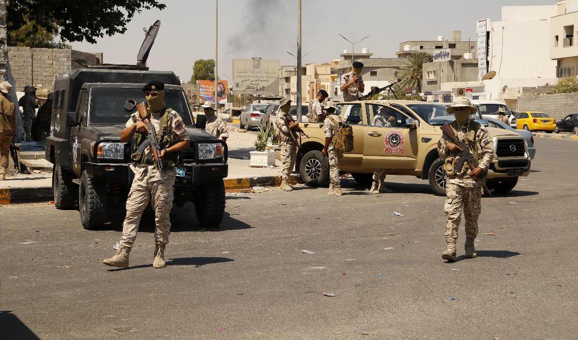 Militären patrullerar Libyens huvudstad Tripoli sedan strider brutit ut mellan milisgrupper i juli. Arkivbild. Foto: Yousef Murad/AP/TT