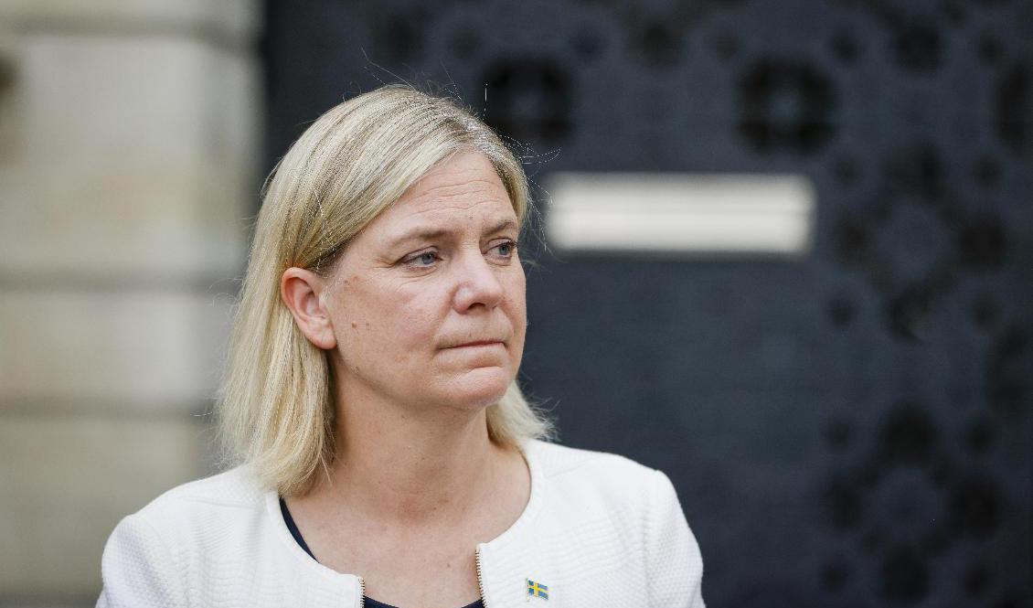 Statsminister Magdalena Andersson (S) håller pressträff utanför stadshuset i Eskilstuna efter gårdagens skottlossning i staden. Foto: Christine Olsson/TT