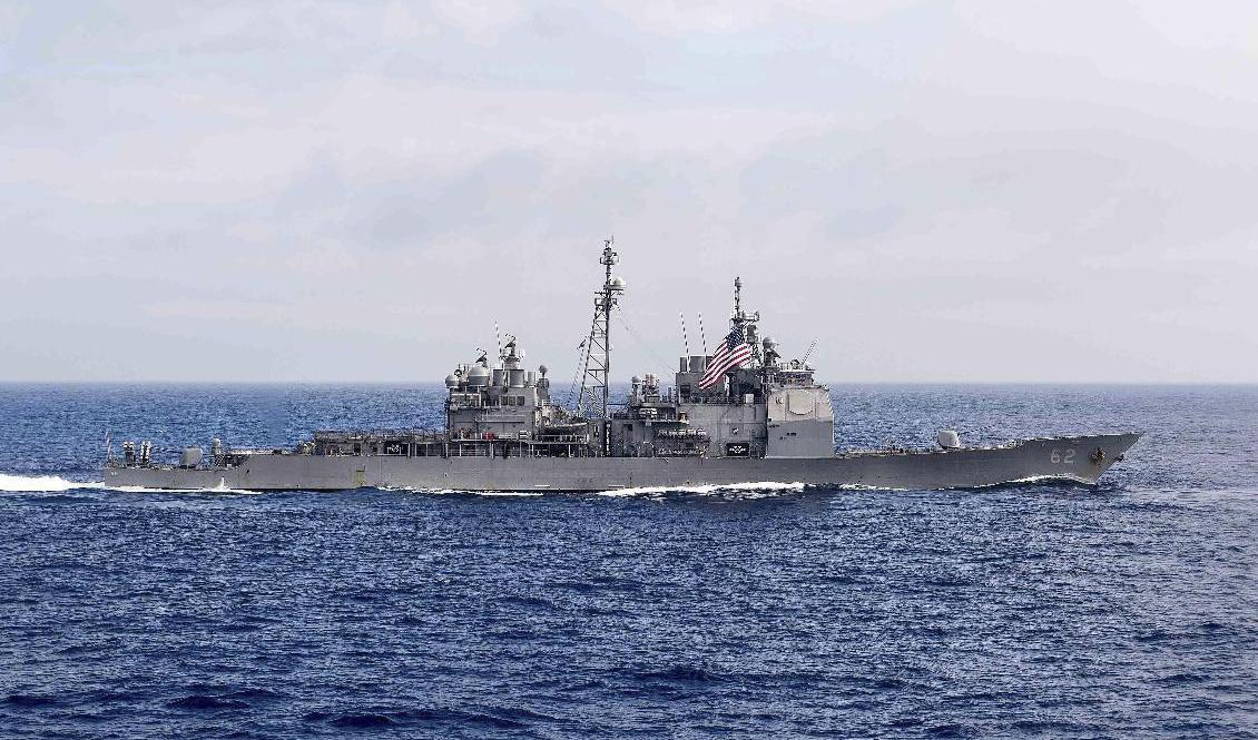 Robotkryssaren USS Chancellorsville är ett av två krigsfartyg som passerade genom Taiwansundet mellan Kina och Taiwan på söndagen. Foto: Arkivbild. AP/TT