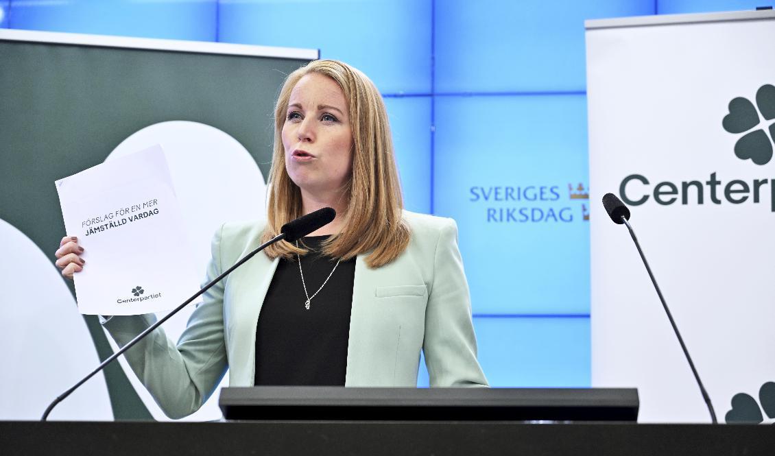 Centerpartiets partiledare Annie Lööf (C) presenterar jämställdhetsförslag vid en pressträff i riksdagen. Foto: Henrik Montgomery/TT
