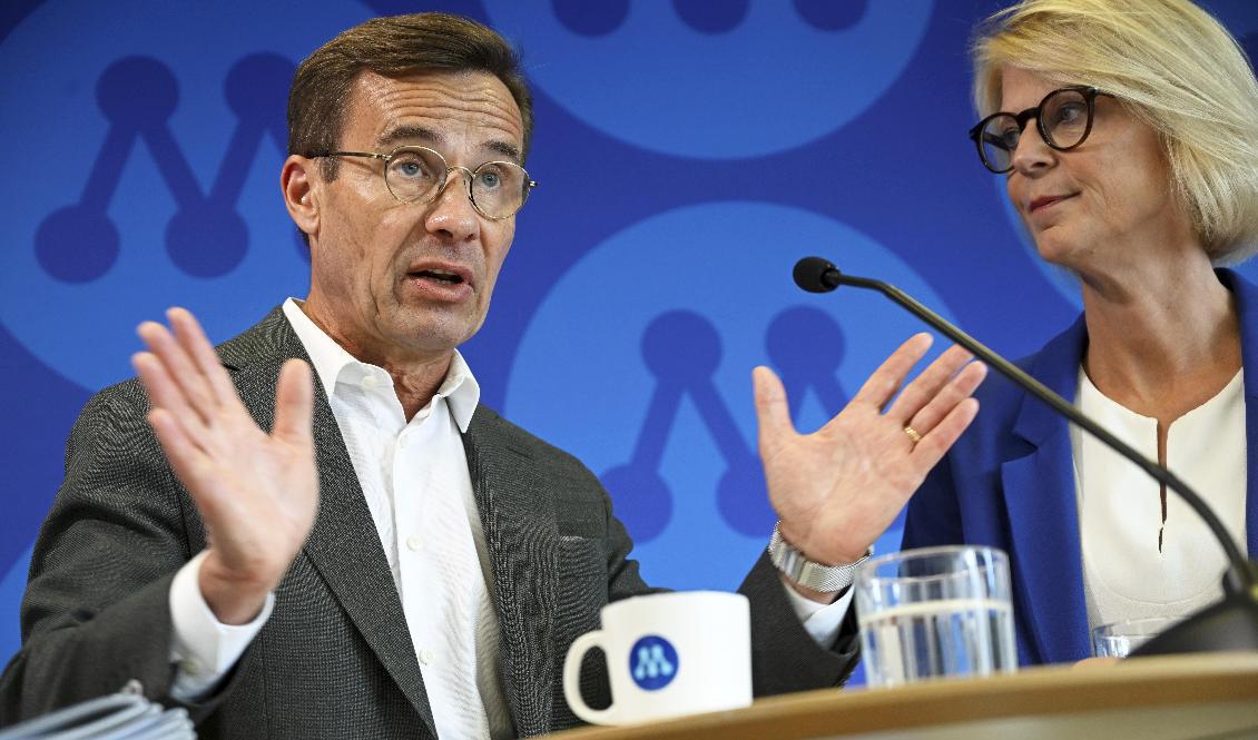 M-ledaren Ulf Kristersson och ekonomiskpolitiska talespersonen Elisabeth Svantesson fokuserar på brottslighet, ekonomi, energi och försvar och säkerhet i partiets valmanifest. Foto: Fredrik Sandberg/TT