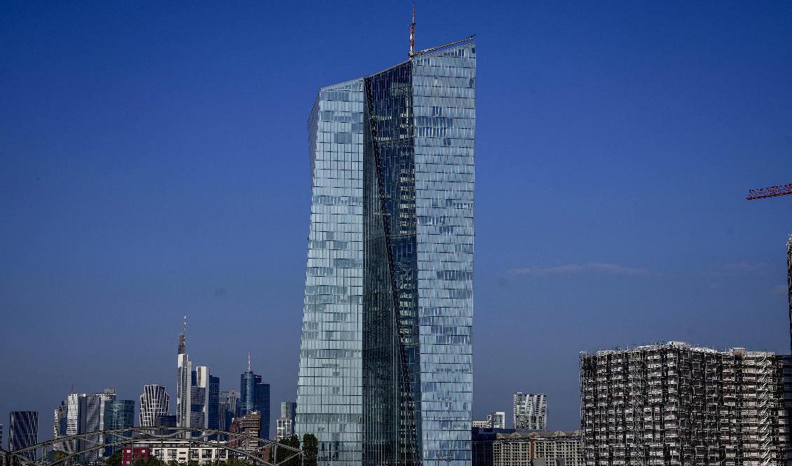 Europeiska centralbanken (ECB) väntas slå till med en stor räntehöjning nästa vecka för att stävja den ovanligt höga inflationen. Arkivbild Foto: Michael Probst/AP/TT