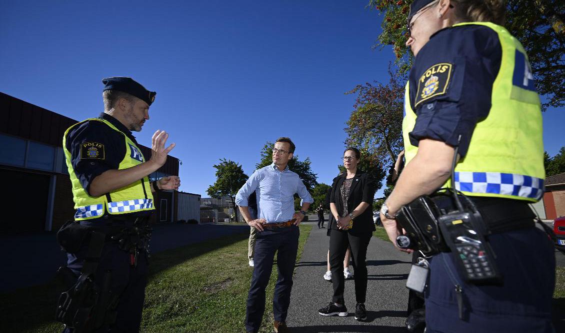 Moderaternas partiledare Ulf Kristersson (M) var på valturné i Skåne på torsdagen. Här ses han i Kristianstad i samtal med kommunpoliser och Maria Malmer Stenergard, riksdagsledamot för M från Kristianstad. Foto: Johan Nilsson/TT