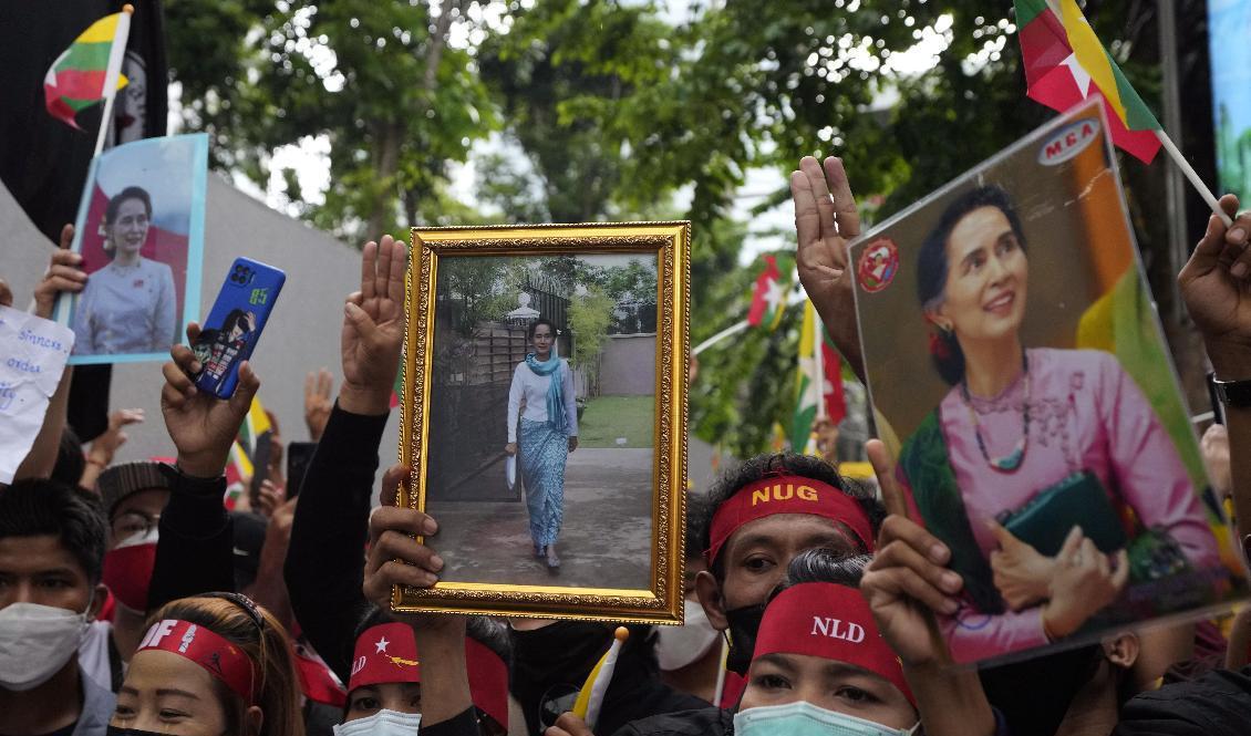 Aung San Suu Kyis anhängare demonstrerar vid Myanmars ambassad i Thailand. Bilden är tagen i juli i år. Foto: Sakchai Lalit/AP/TT