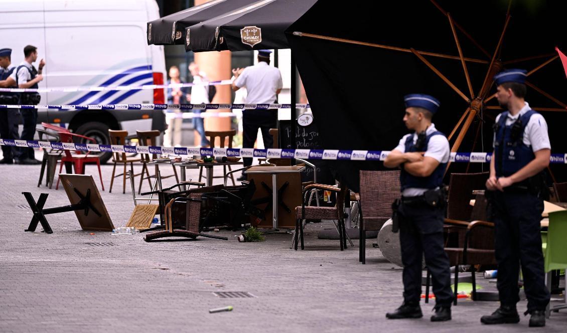 
Poliser bevakar platsen där en skåpbil körde in bland cafégäster i Bryssel i Belgien den 26 augusti 2022. Foto: Laurie Dieffembacq/Belga/AFP via Getty Images                                            