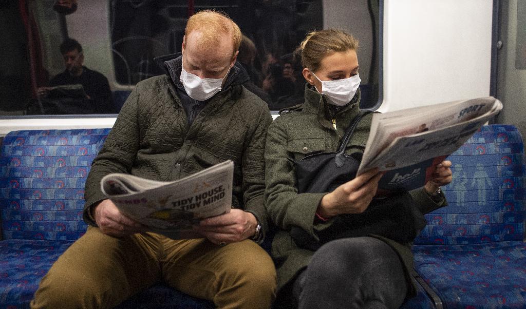 
Ett par läser tidningen på tunnelbanan i London. En ny undersökning visar att användningen av termer kopplade till social rättvisa har ökat lavinartat i brittiska medier. Foto: Justin setterfield/Getty Images                                            