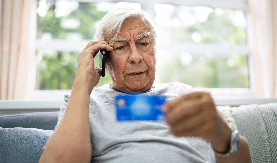 

Bedragarna utnyttjar ofta det faktum att många äldre vill vara tillmötesgående mot banker och myndigheter. Foto: Shutterstock                                                                                        