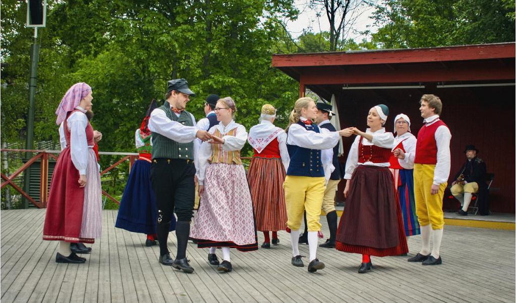 

Skansens Folkdanslag genomför uppvisningarna på Tingsvallens scen på Skansen under sommarhalvåret. Foto: Elsa Avander                                                                                        