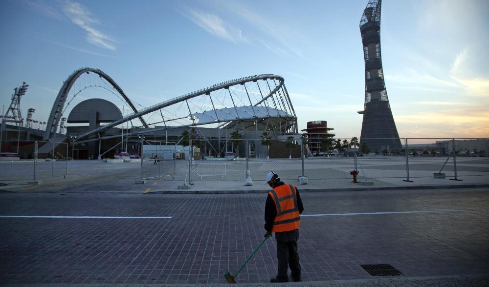 




Migrantarbetare vid Nationalstadion i Qatars huvudstad Doha, en av arenorna som kommer att användas under fotbolls-VM senare i år. Foto: Kin Cheung/AP/TT                                                                                                                                                                                                                            