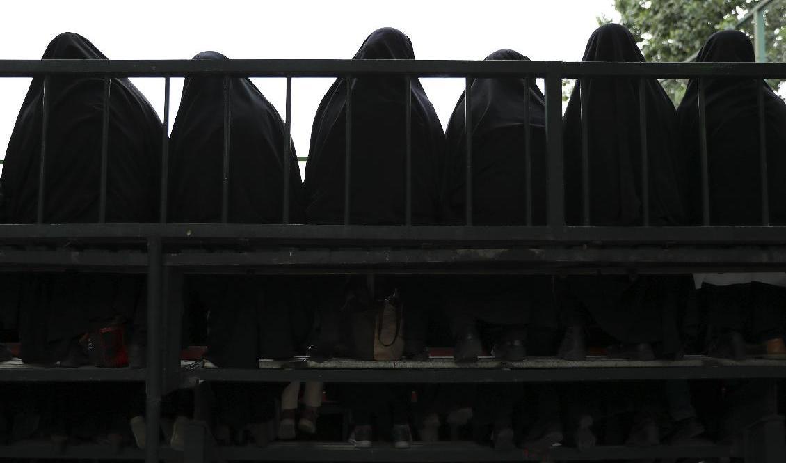 Sedan den islamiska revolutionen 1979 måste alla kvinnor i Iran täcka sina kroppar med lösa kläder och skyla sina huvuden när de är ute offentligt. Arkivbild. Foto: Vahid Salemi/AP/TT