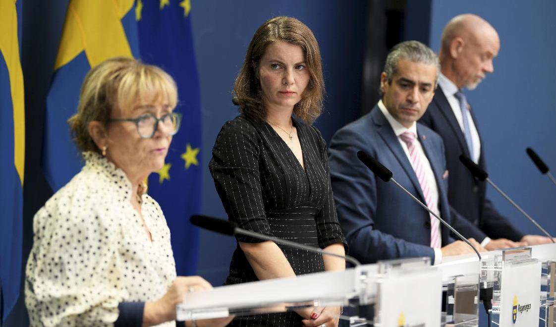 Från vänster: Beatrice Ask, landshövding i Södermanlands län, civilminister Ida Karkiainen, energi- och digitaliseringsminister Khashayar Farmanbar och Robert Andrén, Energimyndighetens generaldirektör, vid en pressträff om vad myndigheterna ska vidta för energisparande åtgärder. Foto: Pontus Lundahl/TT