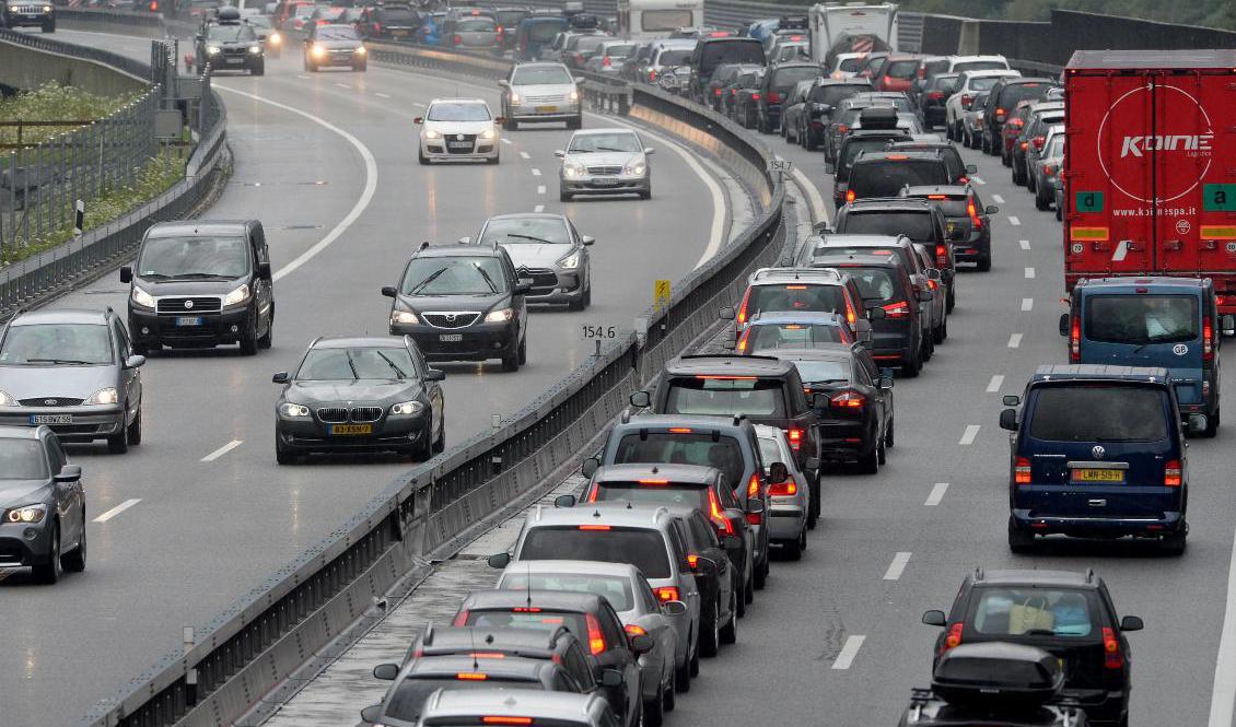 Motorväg i Schweiz. Bilisterna på bilden har inget med texten att göra. Arkivbild. Foto: Urs Flueeler/AP/TT