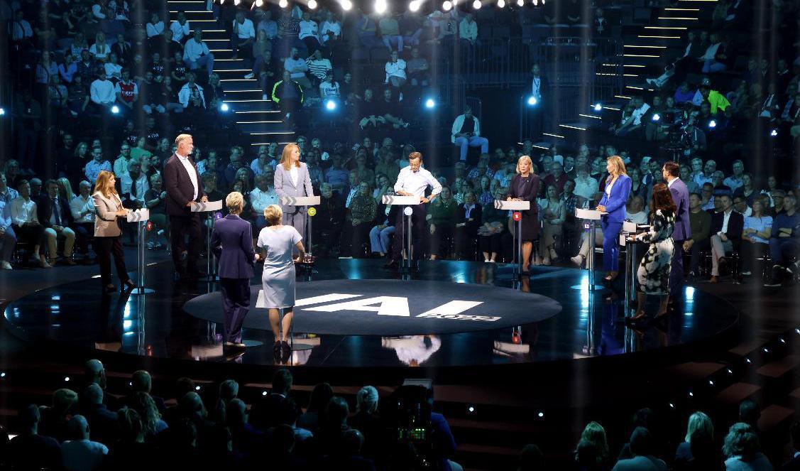 Från vänster: Nooshi Dadgostar (V), Johan Pehrson (L), Annie Lööf (C), Ulf Kristersson (M), Magdalena Andersson (S), Annie Lööf (C), Ulf Kristersson (M) och Märta Stenevi (MP) under TV4:s partiledardebatt. Foto: Christine Olsson/TT