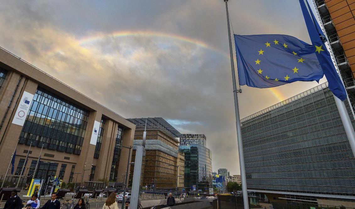 EU-flaggan vajar på halv stång för Storbritanniens drottning Elizabeth när EU-ländernas energiministrar samlas till extrainsatt krismöte i Bryssel. Foto: Olivier Matthys/AP/TT