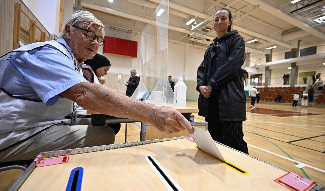Röstning i Hästhagens sporthall i Malmö på söndagsmorgonen. Foto: Johan Nilsson/TT