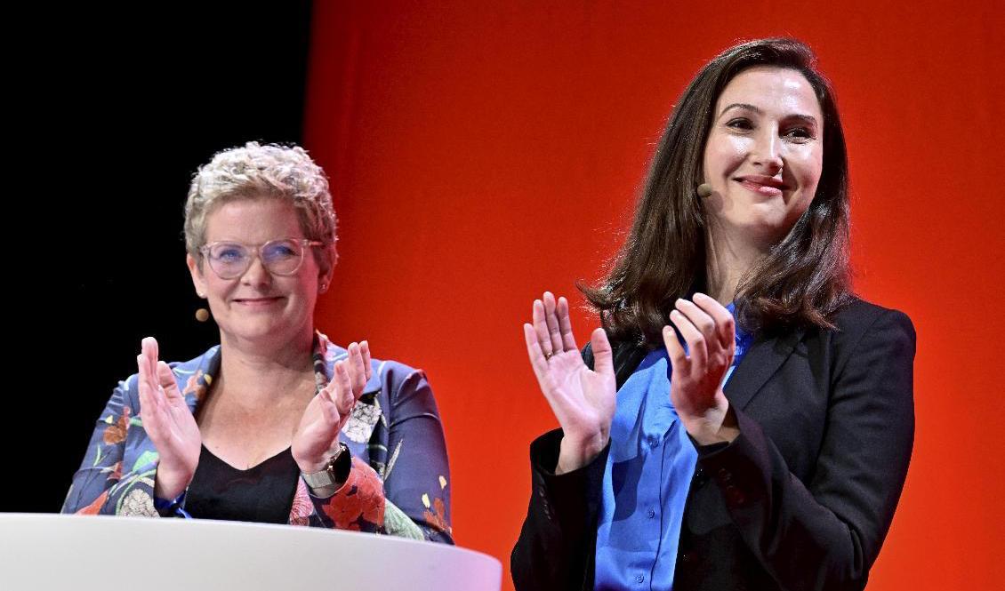 Karin Wanngård, gruppledare för Socialdemokraterna i Stockholm, och Aida Hadzialic, oppositionsregionråd för Socialdemokraterna i Stockholms region vid partiets valvaka på Waterfront Conference Center i Stockholm. Foto: Claudio Bresciani/TT