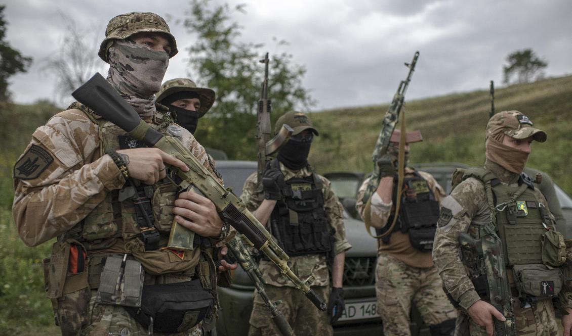 Frivilliga ukrainska soldater övar utanför huvudstaden Kiev i förra månaden. Arkivbild. Foto: Andrew Kravchenko/AP/TT
