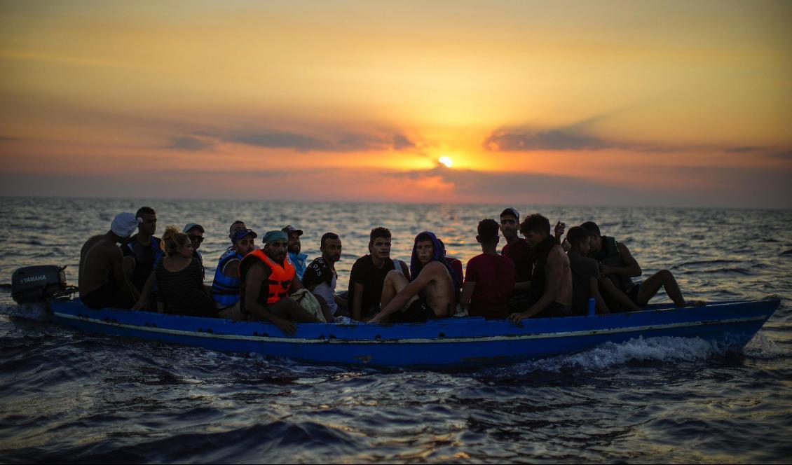 Tunisiska migranter i en träbåt på Medelhavet i början av augusti. Foto: Francisco Seco/AP/TT