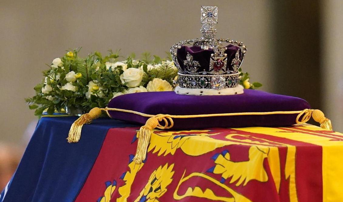 Drottning Elizabeths kista fördes under onsdagen till Westminster Hall där den bortgångna monarken ska ligga ska ligga lit de parade i fyra dagar. Foto: Jacob King/AP/TT