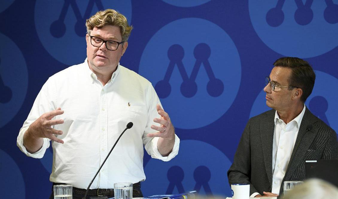 Moderaternas partisekreterare Gunnar Strömmer och partiledare Ulf Kristersson säger att de nu växlar upp arbetet för att kunna bilda regering, efter statsminister Magdalena Anderssons avgångsbesked. Foto: Fredrik Sandberg/TT
