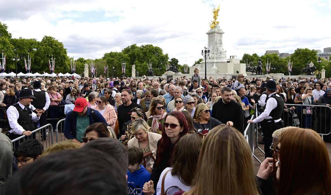 Tusentals människor utanför Buckingham Palace i söndags. Storbritannien förbereder sig inför drottning Elizabeths begravning. Foto: Jonas Ekströmer/TT
