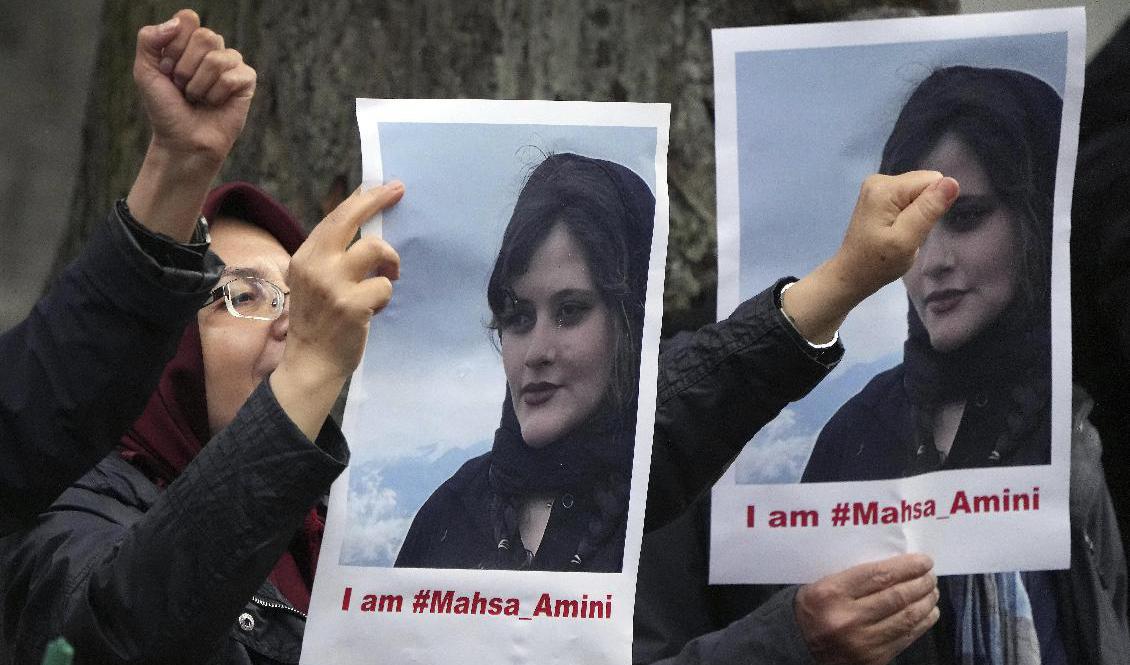 Exiliranier demonstrerar mot regimen utanför Irans ambassad i Berlin, Tyskland. Foto: Michael Sohn/AP/TT