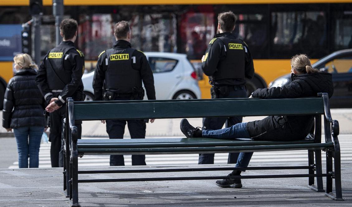 Tre poliser håller koll på trafiken vid Rådhusplatsen i centrala Köpenhamn. Arkivbild. Foto: Johan Nilsson/TT