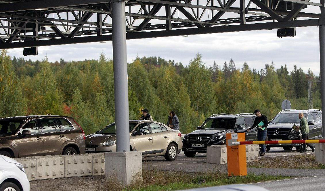 Bilar vid gränsövergången Nuijamaa i Södra Karelen den 22 september. Foto: Lauri Heino/AP/TT