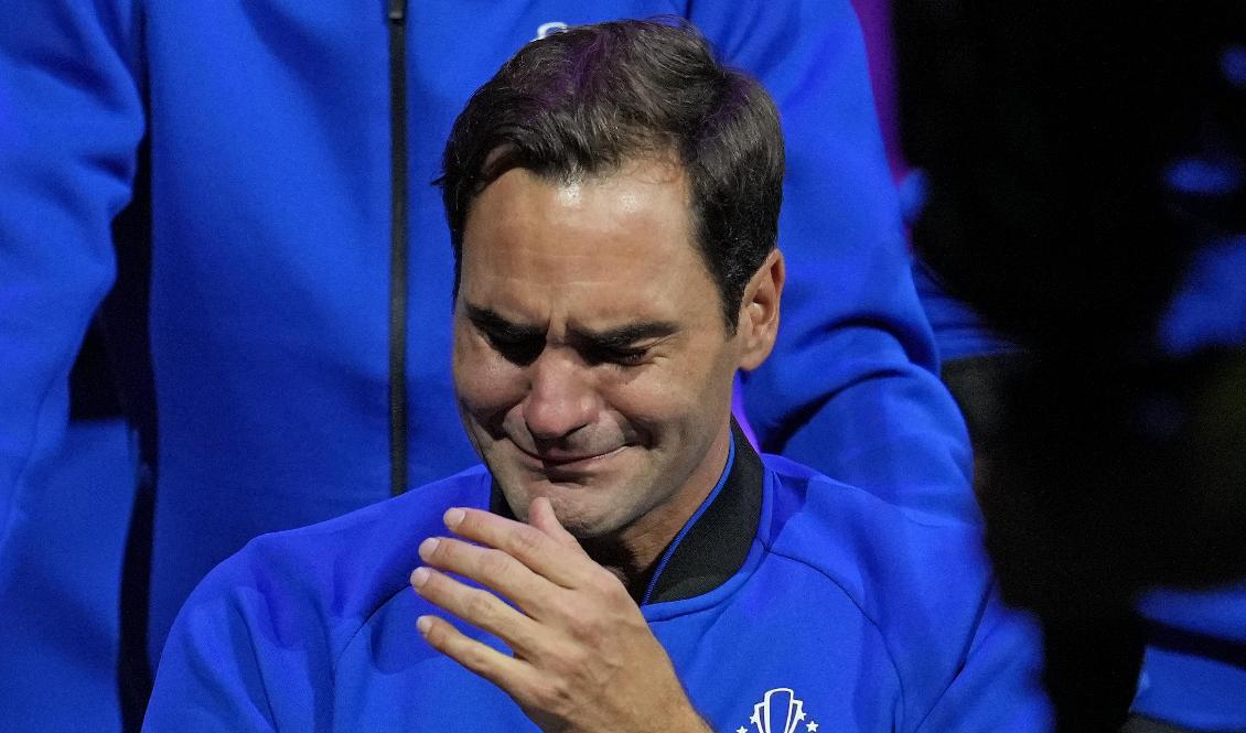 Roger Federer var känslosam efter att ha avslutat tenniskarriären. Foto: Kin Cheung/AP/TT