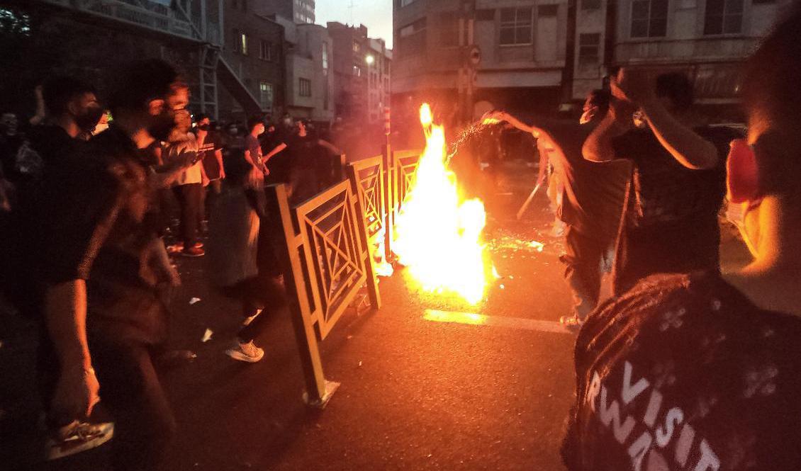 Bild från demonstrationer i Teheran onsdag den 21 september. Foto: AP/TT