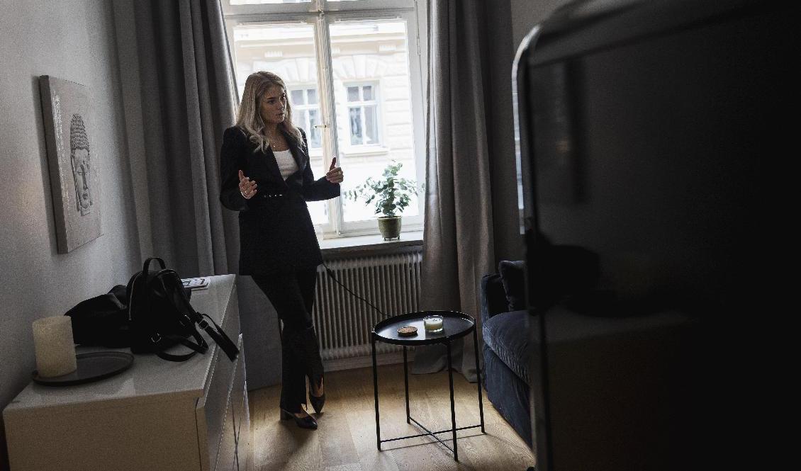 Det är inte första gången som Jenzine Nordberg, mäklare på mäklarfirman Erik Olsson, ordnar visning i den här välplanerade ettan på Östermalm i centrala Stockholm. Den här söndagen dök ett sällskap upp. Foto: Robin Bäckman/TT